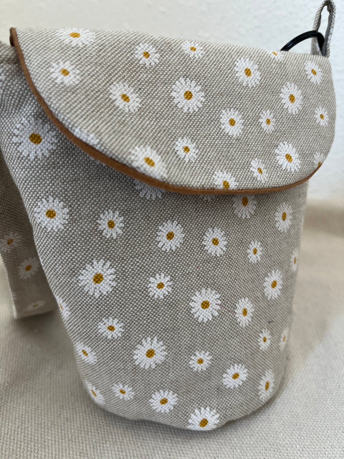 Schultertasche mit Grauer Hintergrund, weiße Gänseblümchen