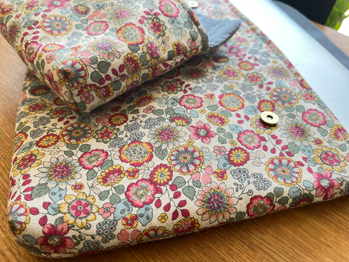 Laptophülle und Ladetasche – handgefertigt aus Bio-Stoff