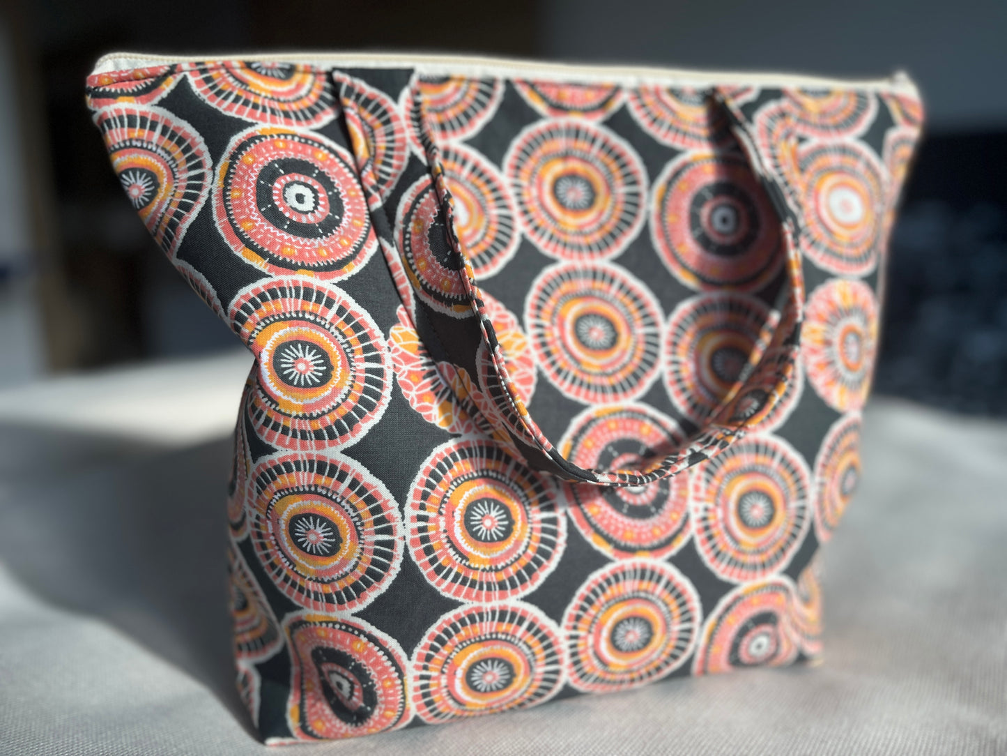 Tote Bag mit Reißverschluss, mit rundem Muster