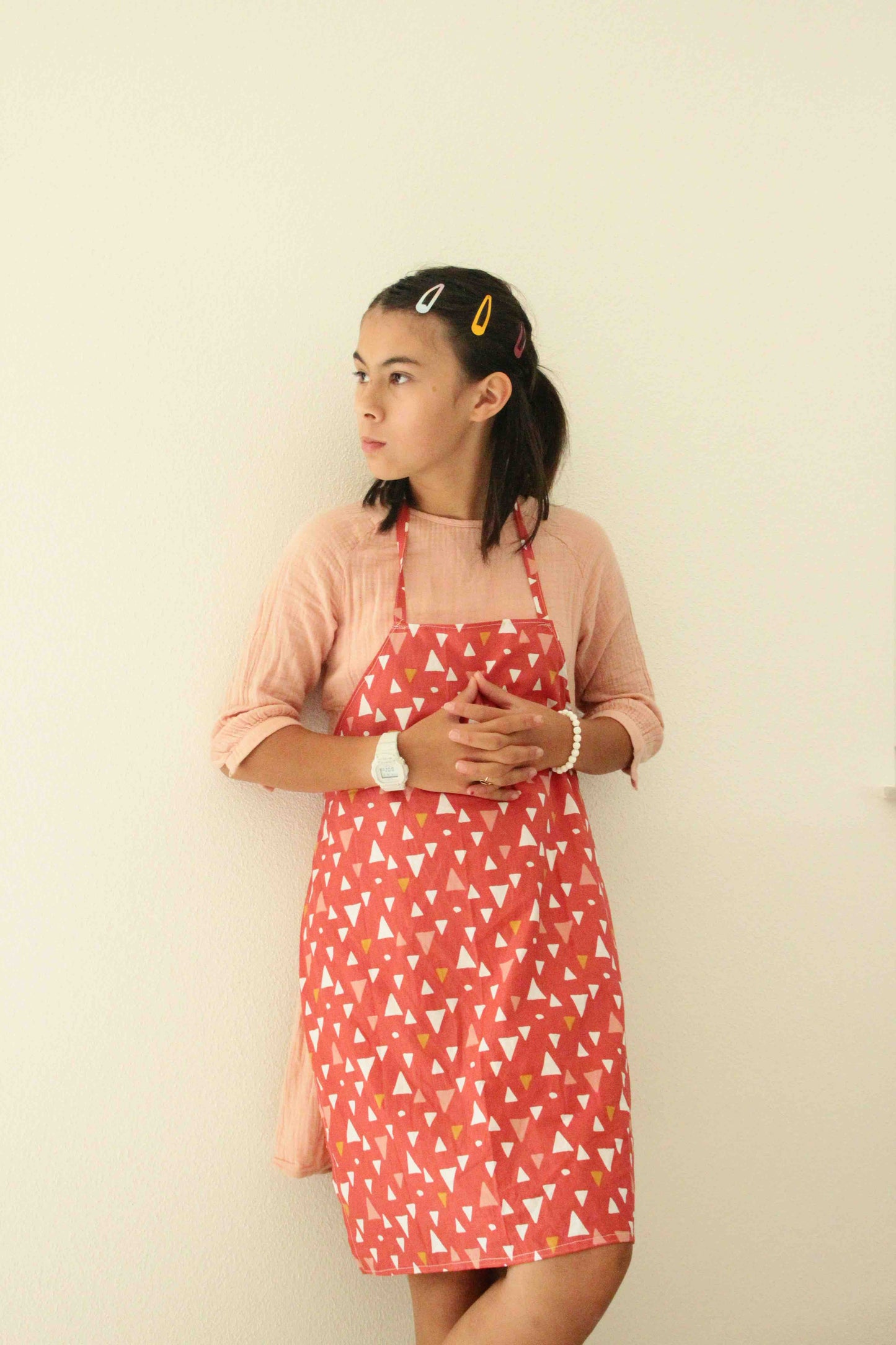 Kinderschürzen mit verschiedenen fröhlichen Mustern