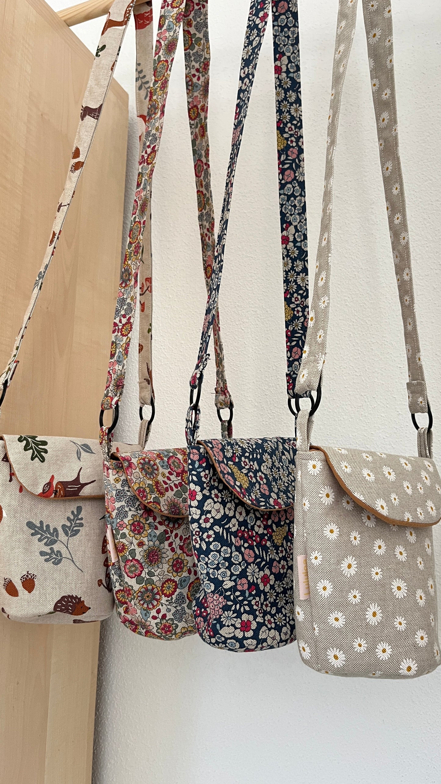 Schultertasche mit Blumen auf blauem Hintergrund
