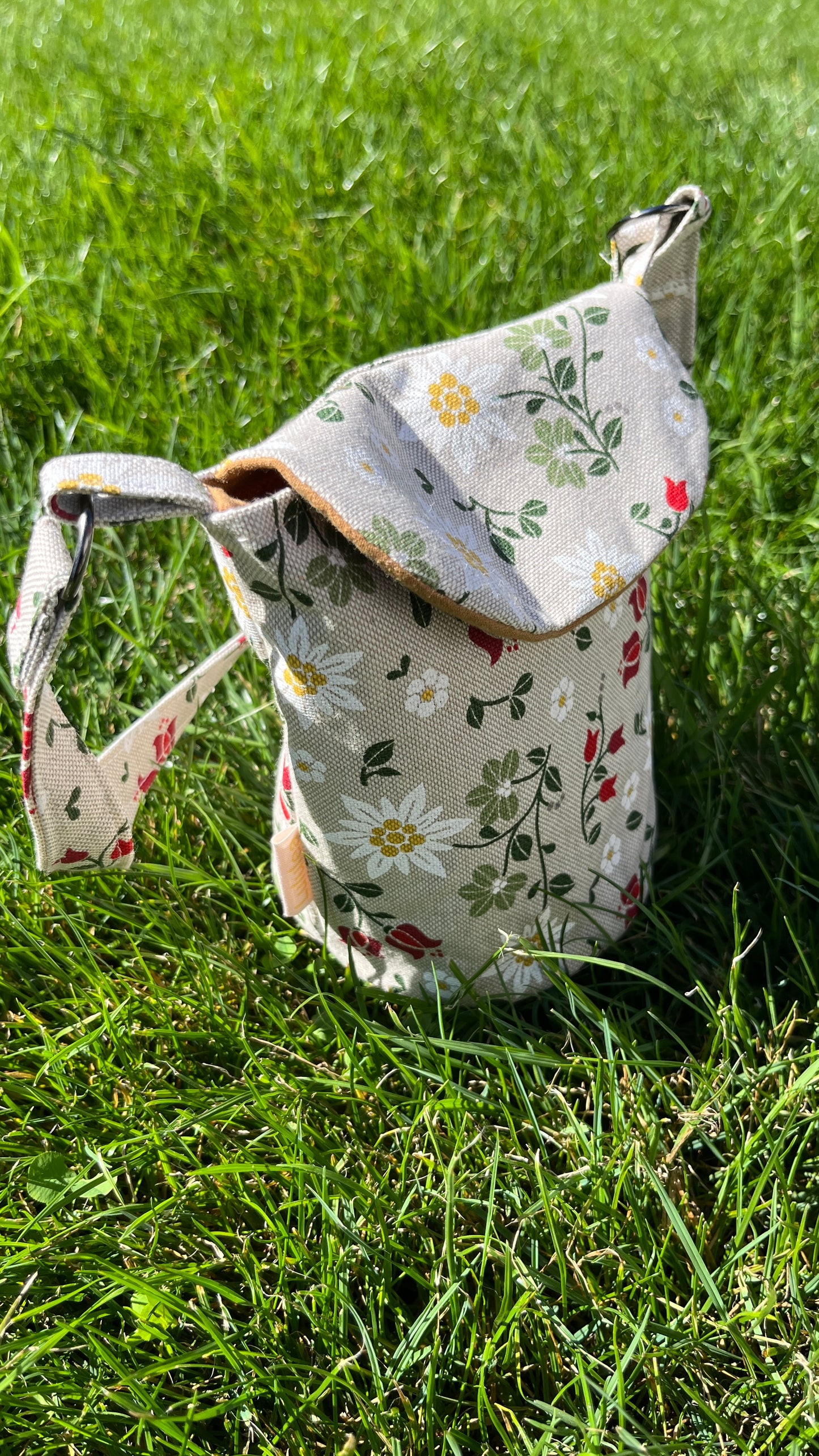 Schultertasche mit Blumen auf Beige Hintergrund