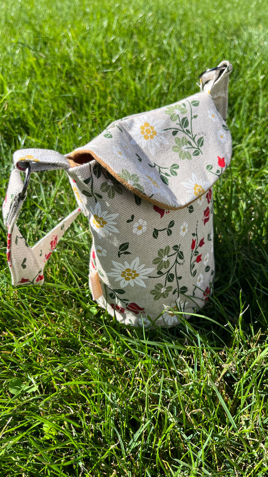 Schultertasche mit Blumen auf Beige Hintergrund