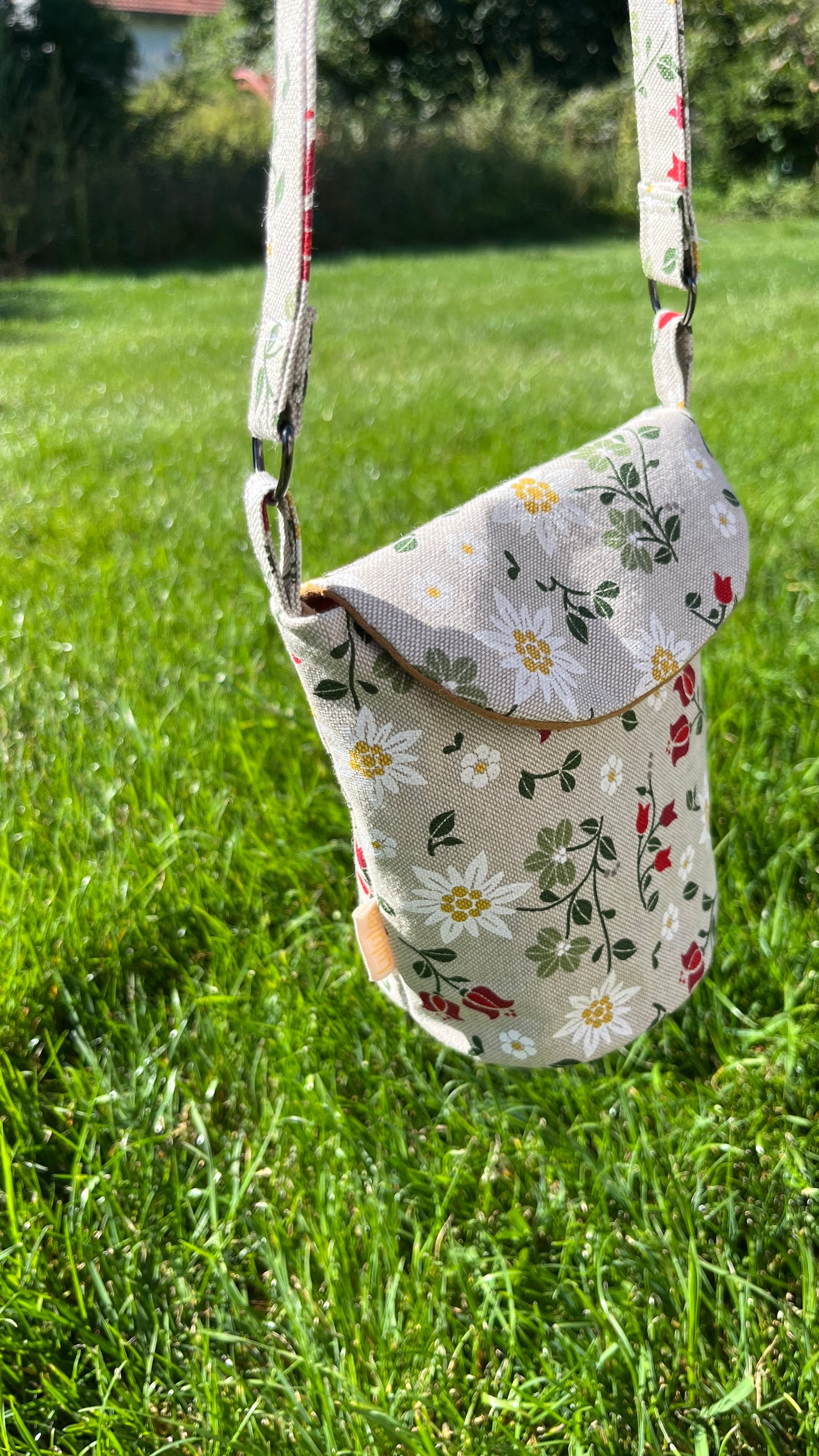 Schultertasche mit Blumen auf Beige Hintergrund